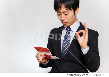 A man who has a passbook and signs OK 63184189