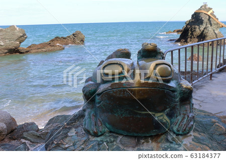 Frog statue at the Meoto Iwa "Married Couple Rocks" of Futami, in Mie Japan, a sacred Shinto island Frog statue at the Meoto Iwa "Married Couple Rocks" of Futami, in Mie Japan, a sacred Shinto island 63184377
