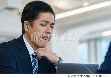 舔嘴唇的商人 63185028
