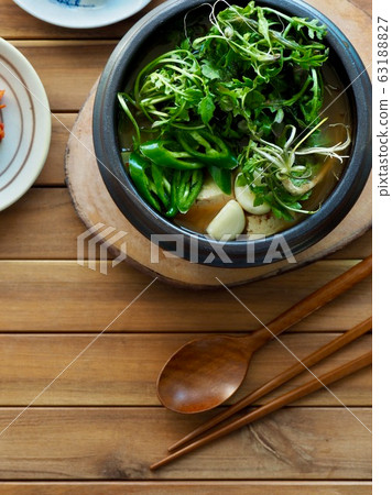 韓國傳統食品薺菜大醬湯 63188827
