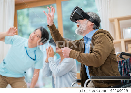 Recreation VR virtual reality nursing image senior day care care worker nursing home 63189009