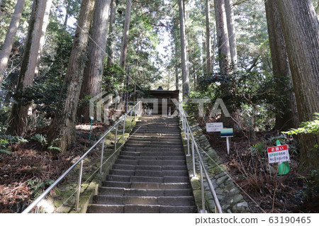 Stone steps to the main shrine of Washiko Sanjo Shrine Stone steps to the main shrine of Washiko Sanjo Shrine 63190465