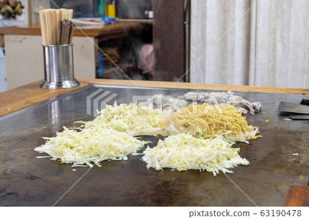 Okonomiyaki with oysters and oysters-Nissei, Japan Okonomiyaki with oysters and oysters-Nissei, Japan 63190478