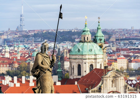 St. Wenceslas Statue in front of the Prague castle, city skyline wit St. Nicholas Church in background, sunny day, Czech Republic 63191315