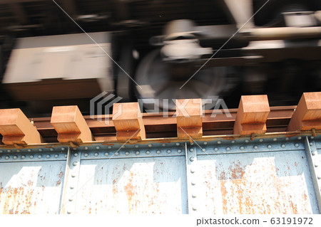 The moment of passing the train sleepers sleepers sleepers 63191972