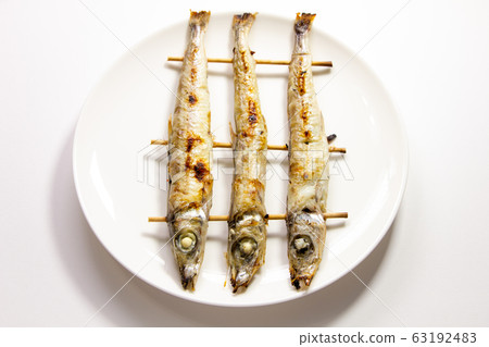 烤的少年。 (白板,白色背景) 烤的少年。 (白板,白色背景) 63192483