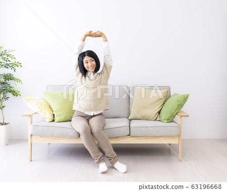 年輕女子在房間裡放鬆 年輕女子在房間裡放鬆 63196668