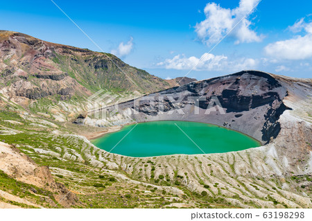 Miyagi Zao的Onka翡翠綠色火山口湖Goshikinuma和Goshikidake Miyagi Zao的Onka翡翠綠色火山口湖Goshikinuma和Goshikidake 63198298