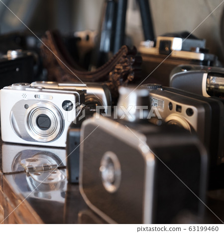 背景展示各種古董和老式相機 63199460