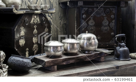 背景配有古董和復古傳統餐具套裝和廚房家具 63199461