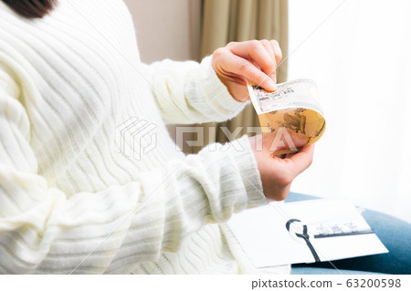 折疊鈔票,舉止和精神的女人Koden 折疊鈔票,舉止和精神的女人Koden 63200598