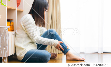 A woman who massages her calf massage swelling and swelling 16:9 63200632