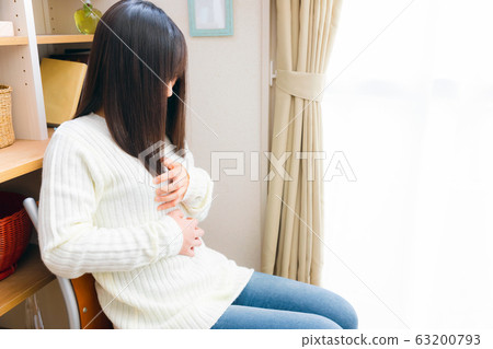 女人抱著胸口胸口氣喘吁籲各種疾病 63200793