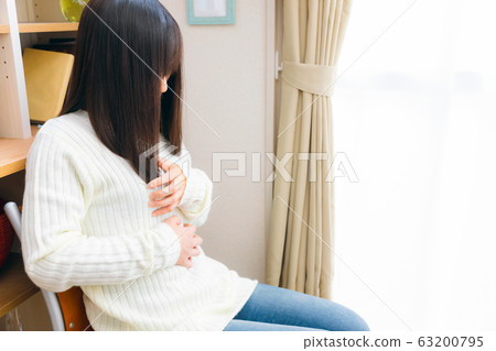 女人抱著胸口胸口氣喘吁籲各種疾病 63200795
