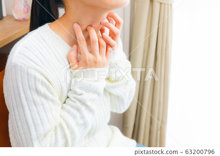 女人抓她的脖子各種症狀 63200796