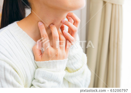 女人抓她的脖子各種症狀 63200797