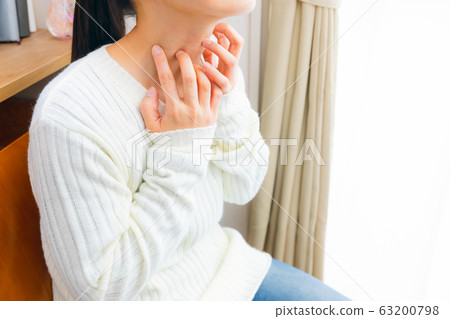 女人抓她的脖子各種症狀 63200798