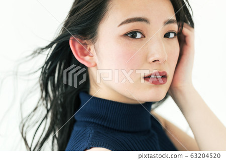 一個女人的肖像,臉上帶著倦怠的表情,在風中飄揚 一個女人的肖像,臉上帶著倦怠的表情,在風中飄揚 63204520