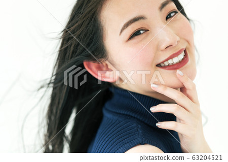 一個有著美麗微笑的女人的美麗肖像 63204521