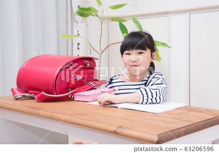 Elementary school girl studying 63206596