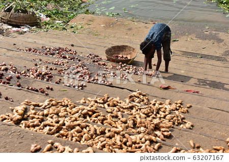 孟加拉國的達卡孟加拉人，在布里貢加河沿岸曬乾並賣菜 63207167