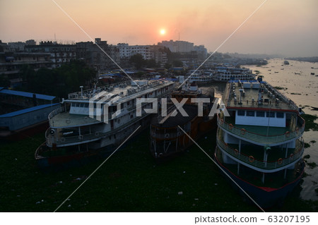 孟加拉國達卡美麗的日出和老城區乘船停在布里貢加河上 孟加拉國達卡美麗的日出和老城區乘船停在布里貢加河上 63207195