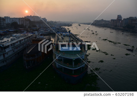 孟加拉國達卡美麗的日出和老城區乘船停在布里貢加河上 孟加拉國達卡美麗的日出和老城區乘船停在布里貢加河上 63207198