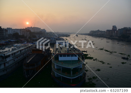 孟加拉國達卡美麗的日出和老城區乘船停在布里貢加河上 孟加拉國達卡美麗的日出和老城區乘船停在布里貢加河上 63207199