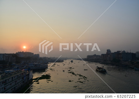 孟加拉國達卡美麗的日出和老城區乘船停在布里貢加河上 63207225