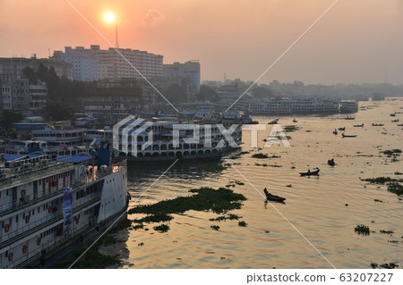 孟加拉國達卡美麗的日出和老城區乘船停在布里貢加河上 孟加拉國達卡美麗的日出和老城區乘船停在布里貢加河上 63207227
