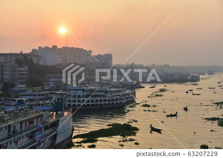 孟加拉國達卡美麗的日出和老城區乘船停在布里貢加河上 63207229