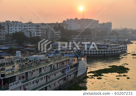 孟加拉國達卡美麗的日出和老城區乘船停在布里貢加河上 63207231