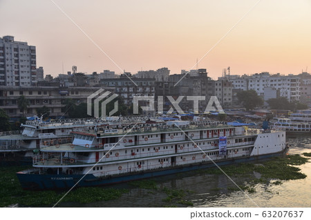 孟加拉國達卡，美麗的朝日市和舊城區，沿Brigonga河復古船體的中型客船 63207637