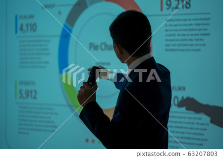 Presentation Presenter 63207803