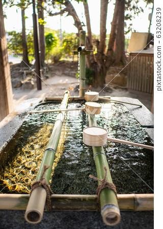 This is a hand watershed at the entrance of the shrine for washing hands. This is a hand watershed at the entrance of the shrine for washing hands. 63208239