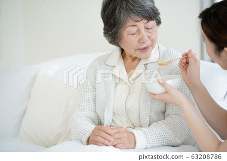 Nursing care senior meal 63208786