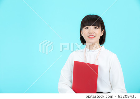 在辦公室工作的婦女 在辦公室工作的婦女 63209433