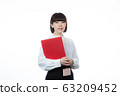 一個女人與一個文件 63209452
