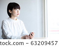 一個女人站在一家咖啡館 63209457