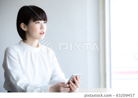 一個女人站在一家咖啡館 一個女人站在一家咖啡館 63209457