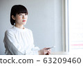 一個女人站在一家咖啡館 63209460