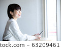 一個女人站在一家咖啡館 63209461
