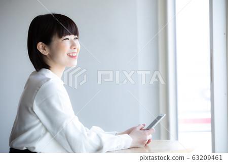 一個女人站在一家咖啡館 63209461