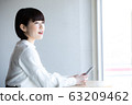 一個女人站在一家咖啡館 63209462