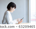 一個女人站在一家咖啡館 63209465