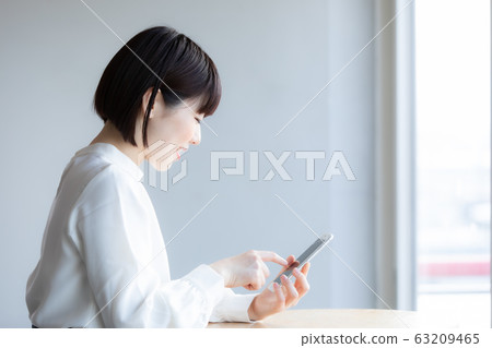 一個女人站在一家咖啡館 一個女人站在一家咖啡館 63209465