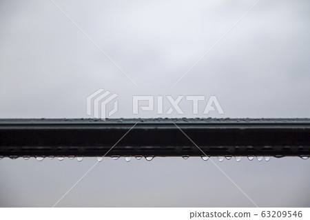 在下雨天滴在欄杆上 63209546