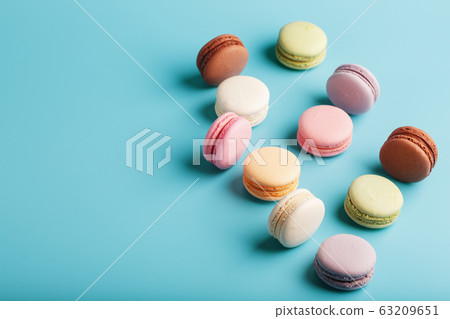 Multicolored French macaroni macaroni cookies on a Multicolored French macaroni macaroni cookies on a 63209651