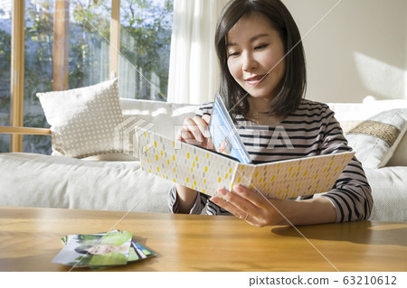 看專輯的少婦 63210612