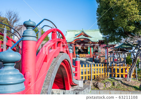 Kameido-ten Shrine in early spring in Tokyo 63211108